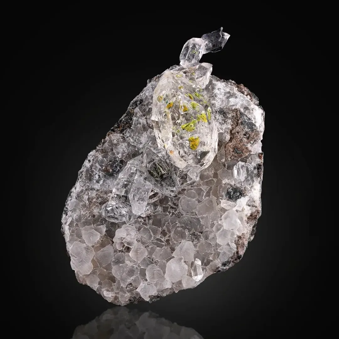 Petroleum Quartz on Calcite - image 1
