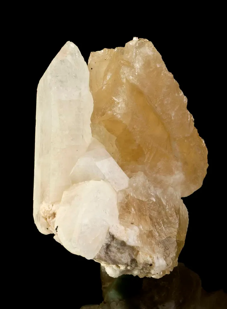 Phenakite on Calcite - image 4