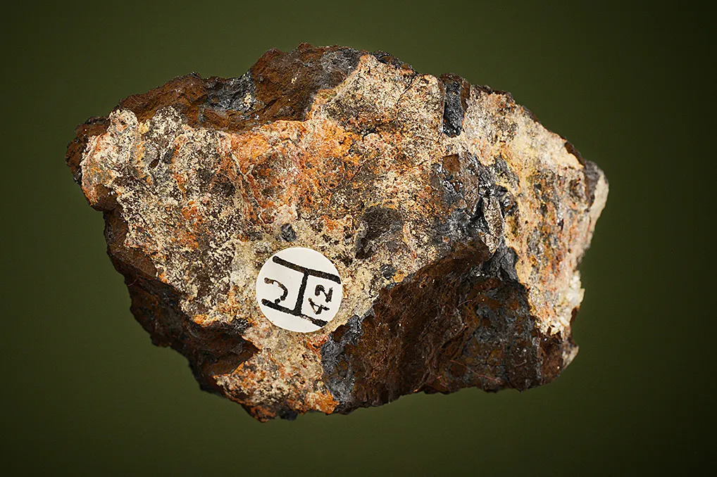 PHOSPHOSIDERITE on Lithiophilite - image 3