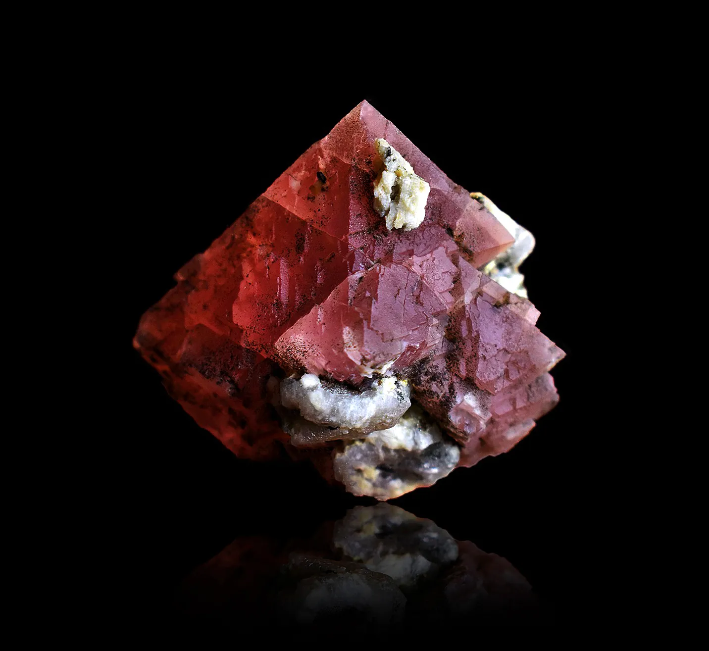 Pink fluorite from the Mont-Blanc - image 1