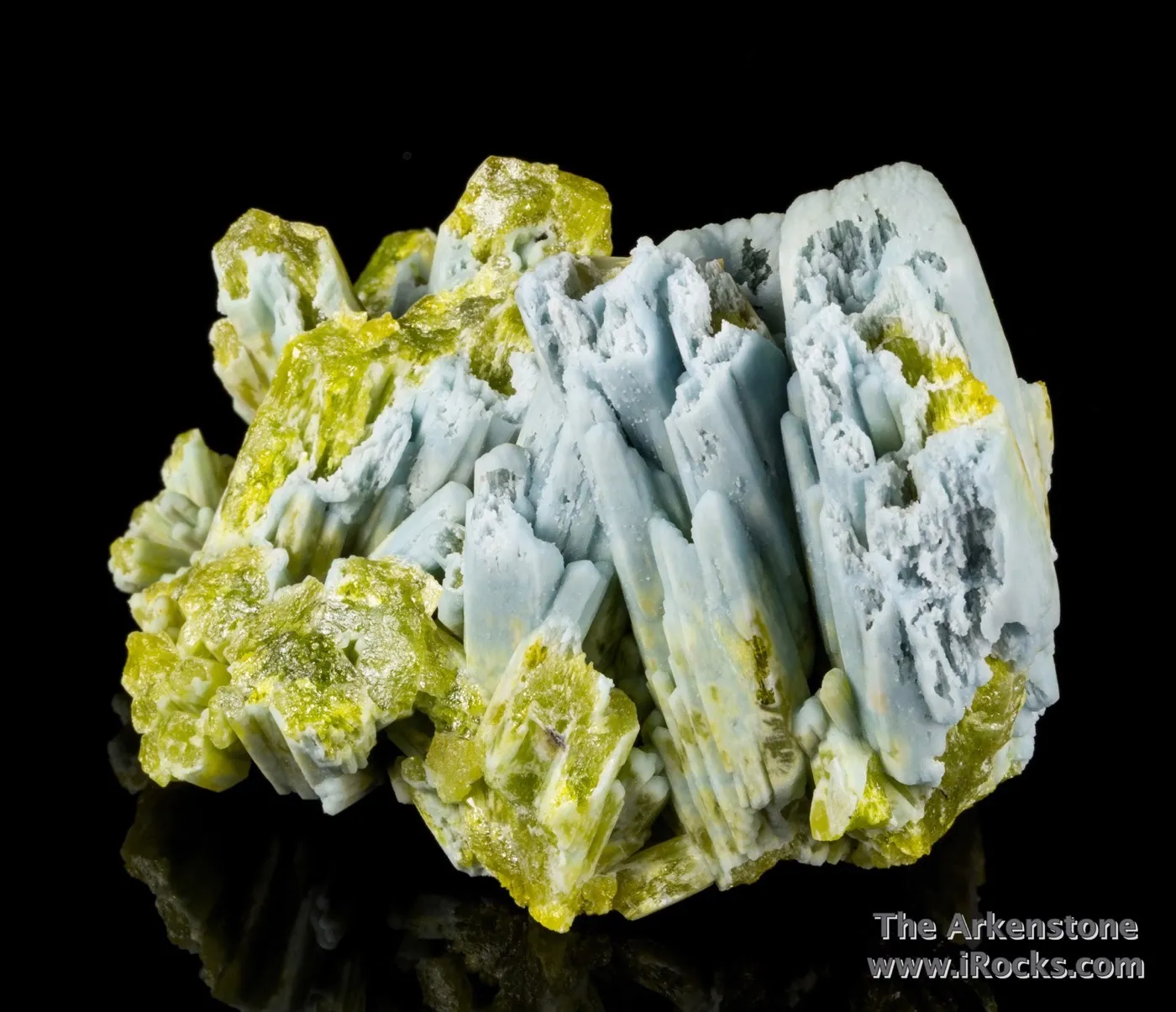 Plumbogummite replacing Pyromorphite - image 3