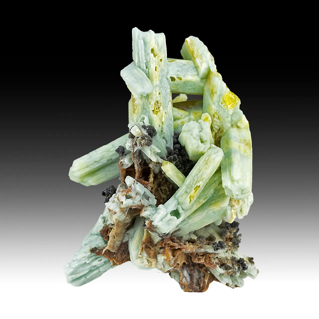 Plumbogummite replacing Pyromorphite - image 1