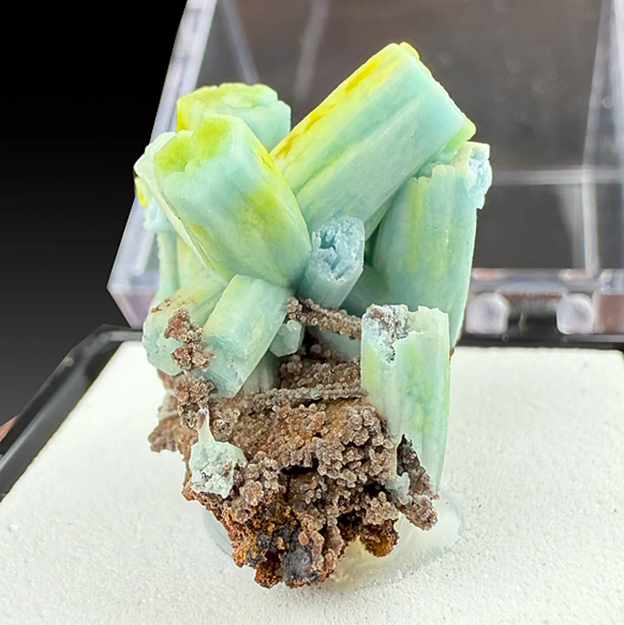 Plumbogummite replacing Pyromorphite - image 1
