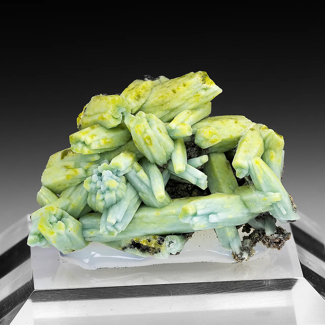 Plumbogummite replacing Pyromorphite - image 1