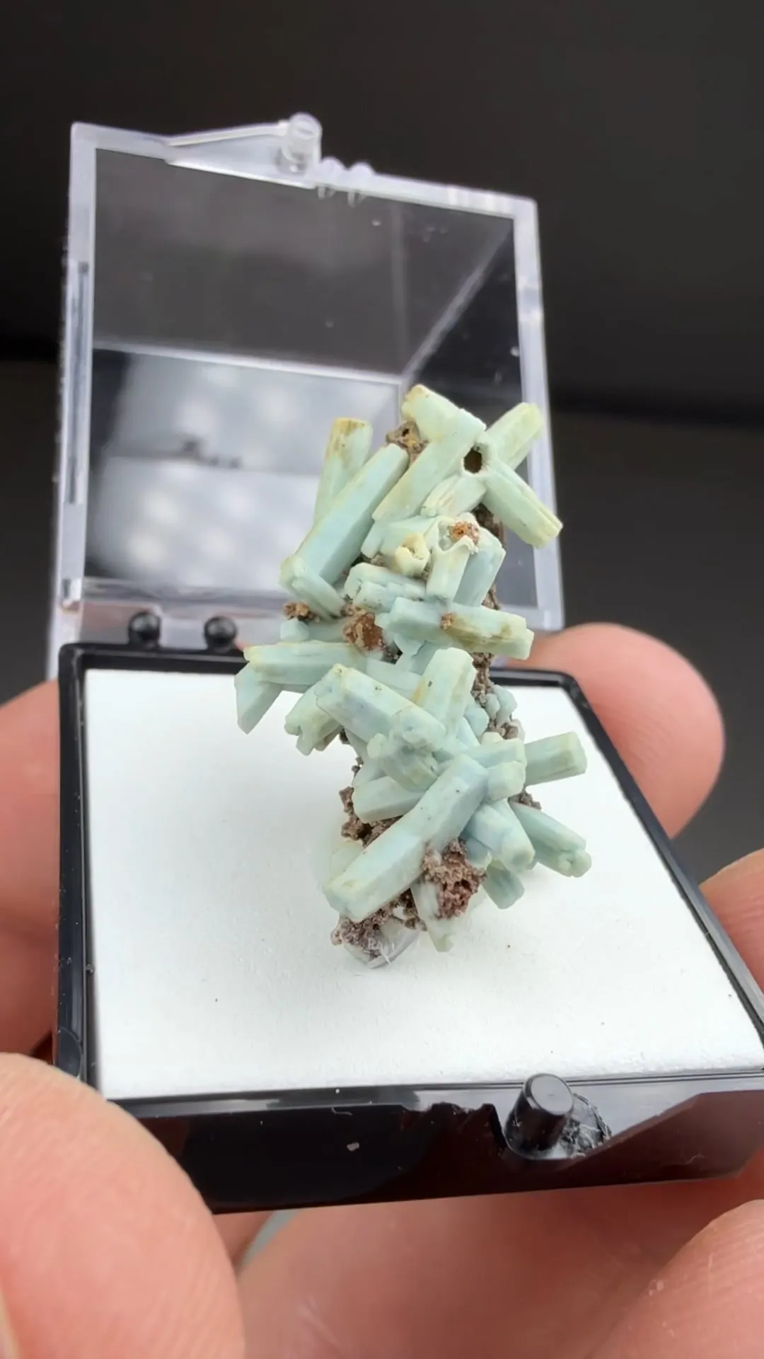 Plumbogummite replacing Pyromorphite - image 2