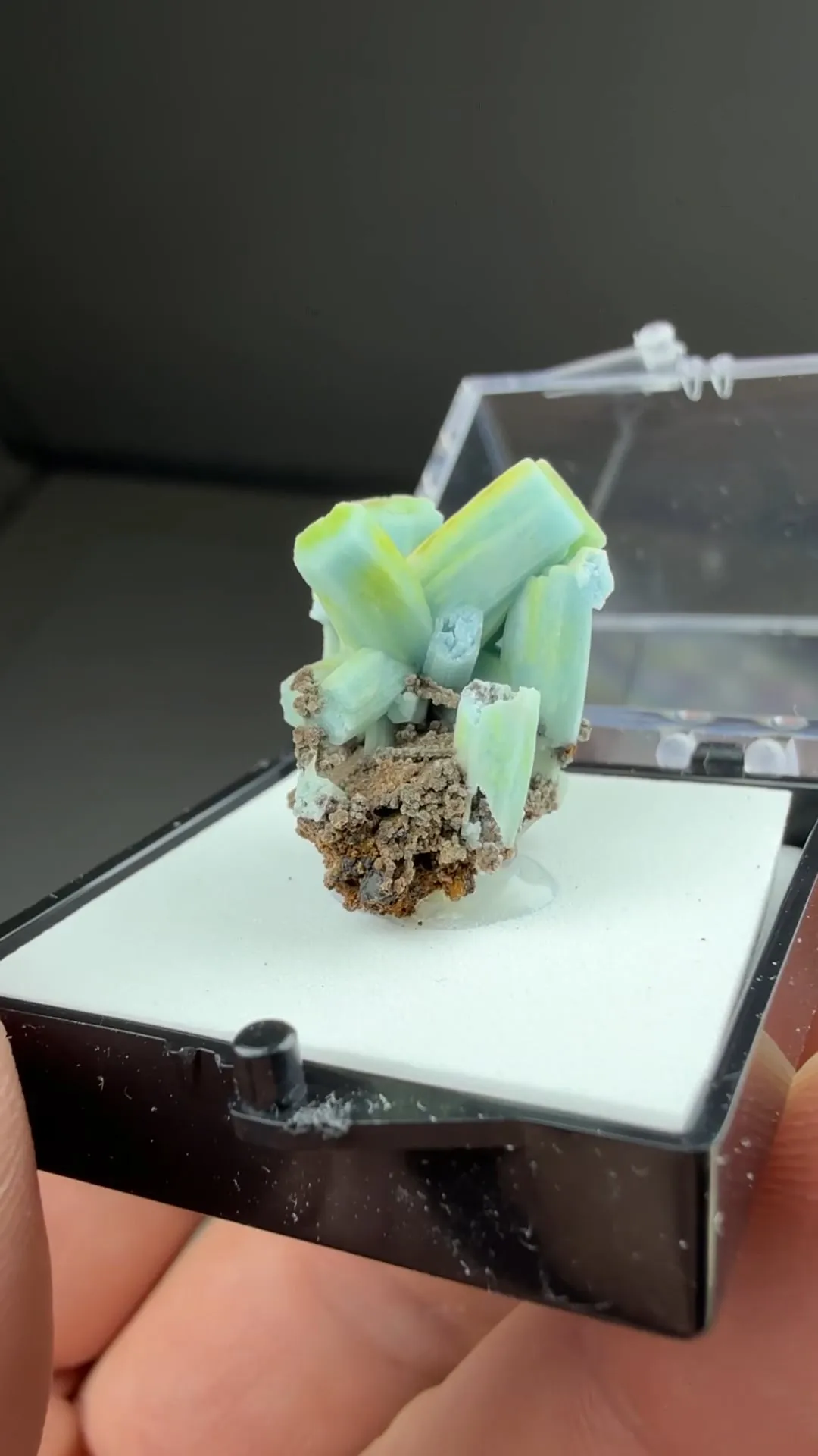 Plumbogummite replacing Pyromorphite - image 2