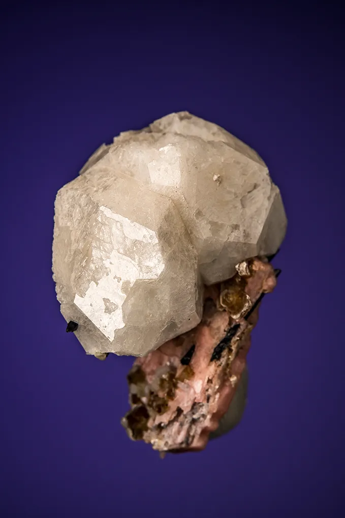 Polylithionite, Serandite and Aegirine on Analcime - image 3