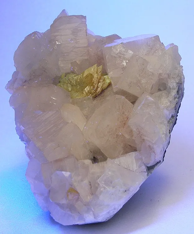 Powellite, Apophyllite-(Kf) - image 3