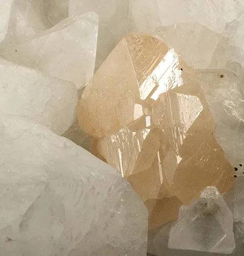 Powellite, Apophyllite-(Kf) - image 2