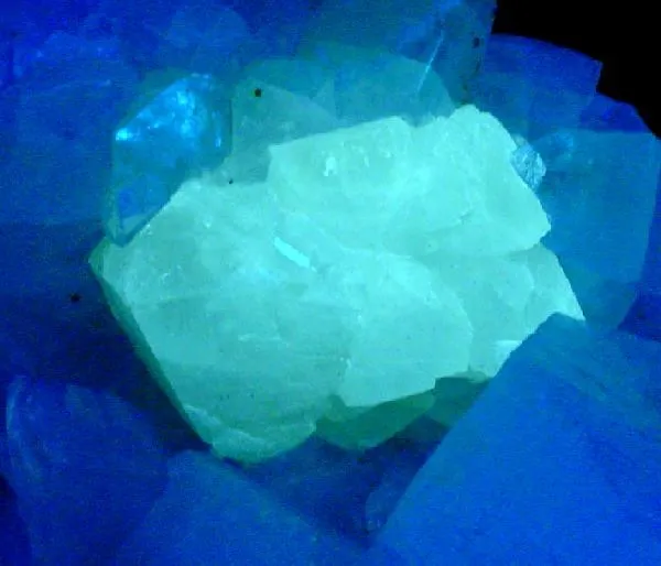 Powellite, Apophyllite-(Kf) - image 3