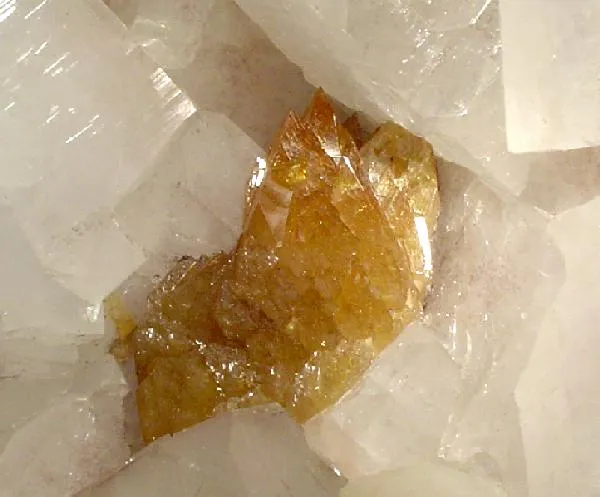 Powellite, Apophyllite-(Kf) - image 2