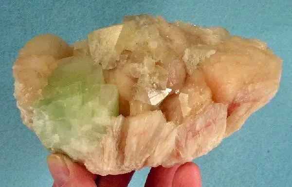 Powellite, Apophyllite-(Kf), Stilbite-Ca image