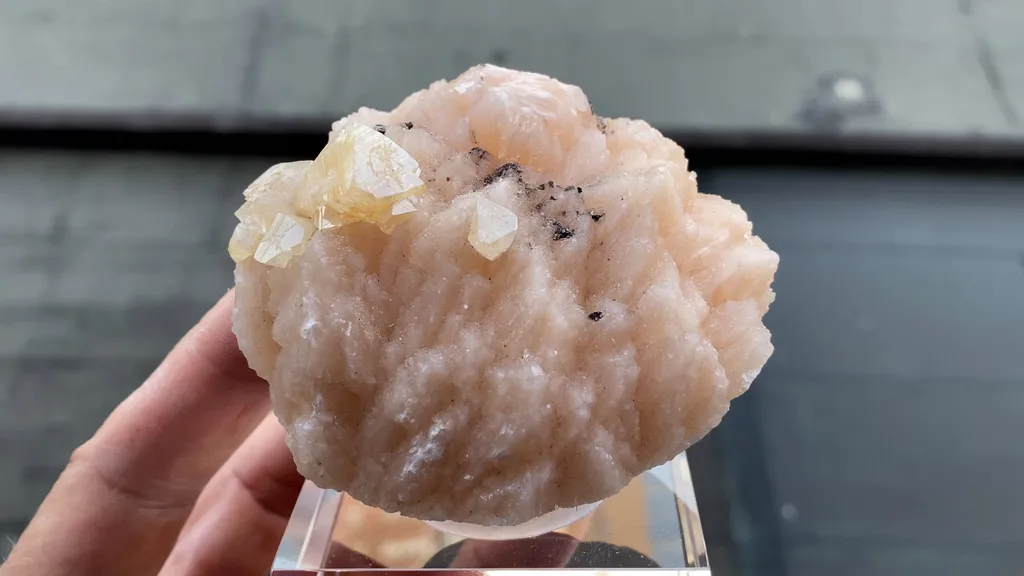 Powellite on Heulandite - image 5