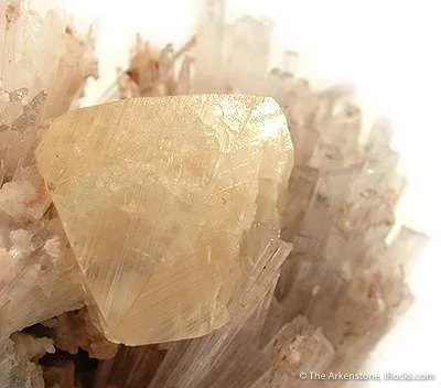 Powellite on Scolecite - image 2