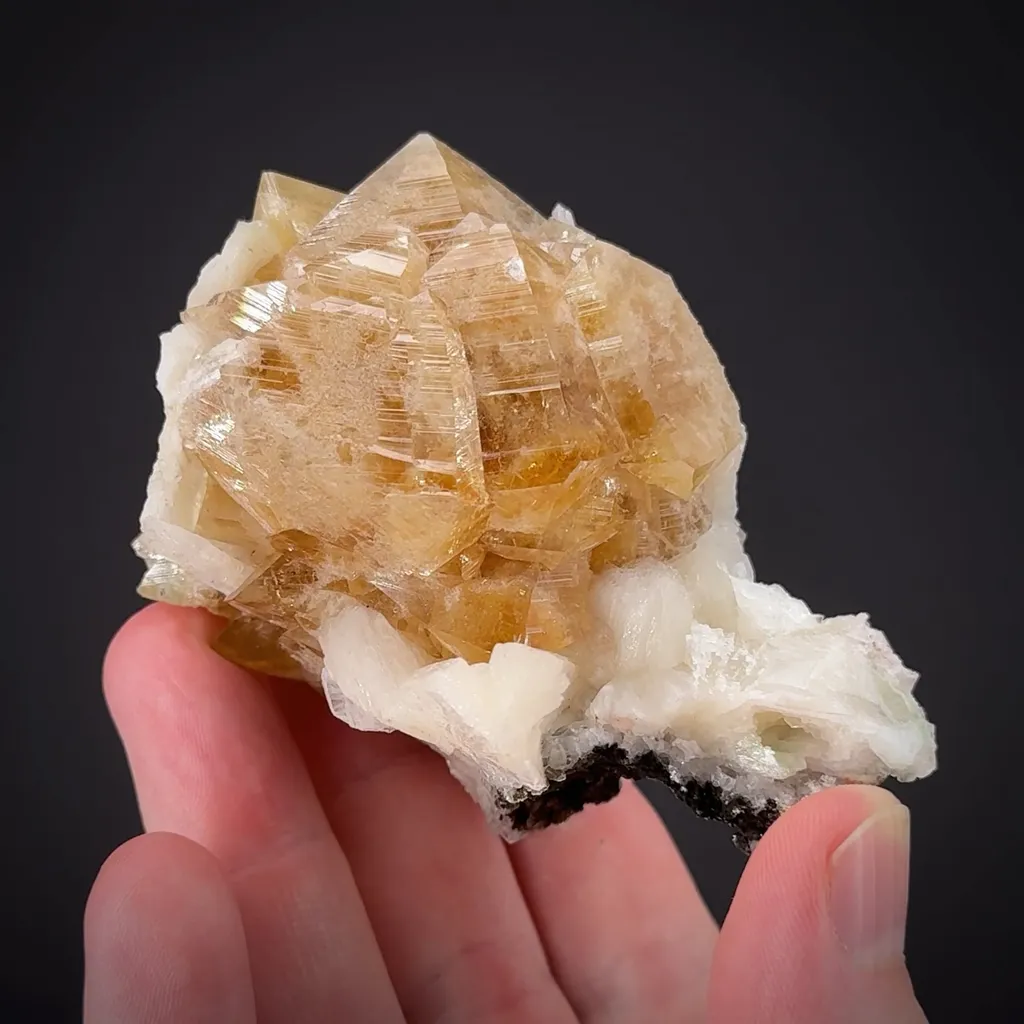 Powellite on Stilbite image