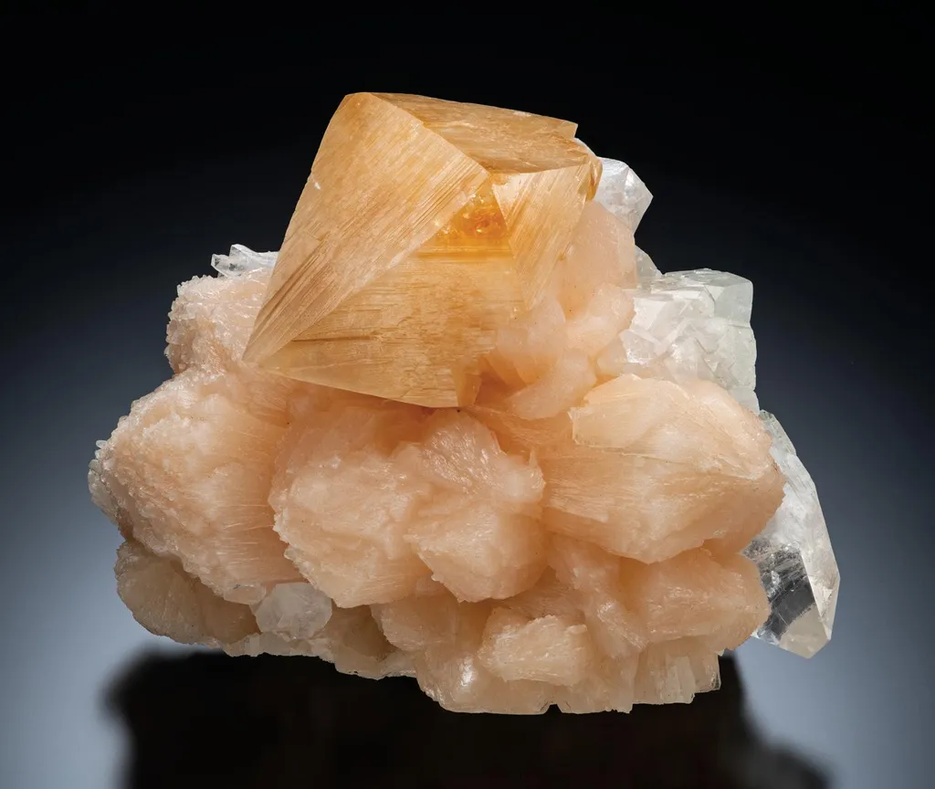Powellite, Quartz, Stilbite image