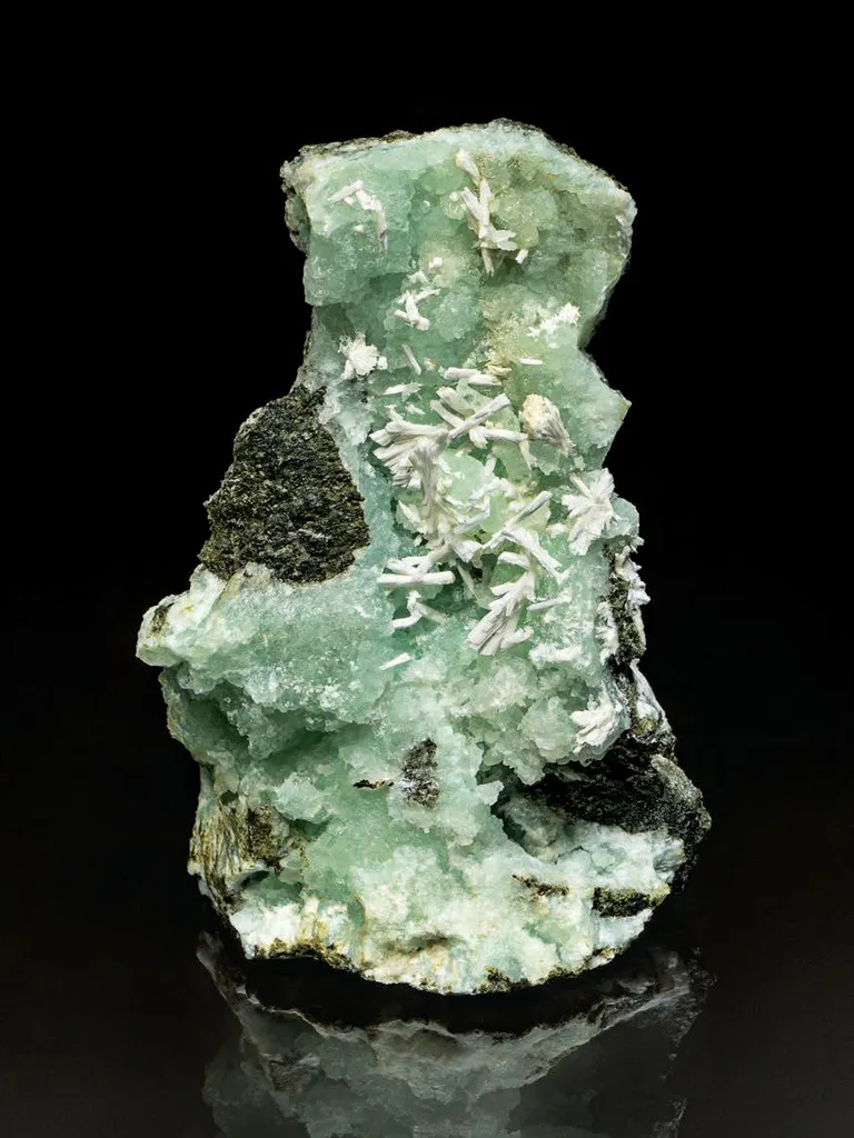 Prehnite, Laumontite image