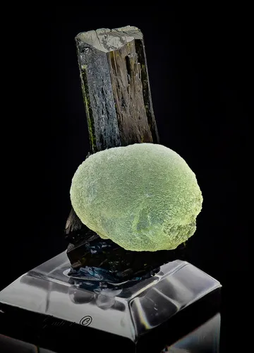 Prehnite on Epidot image