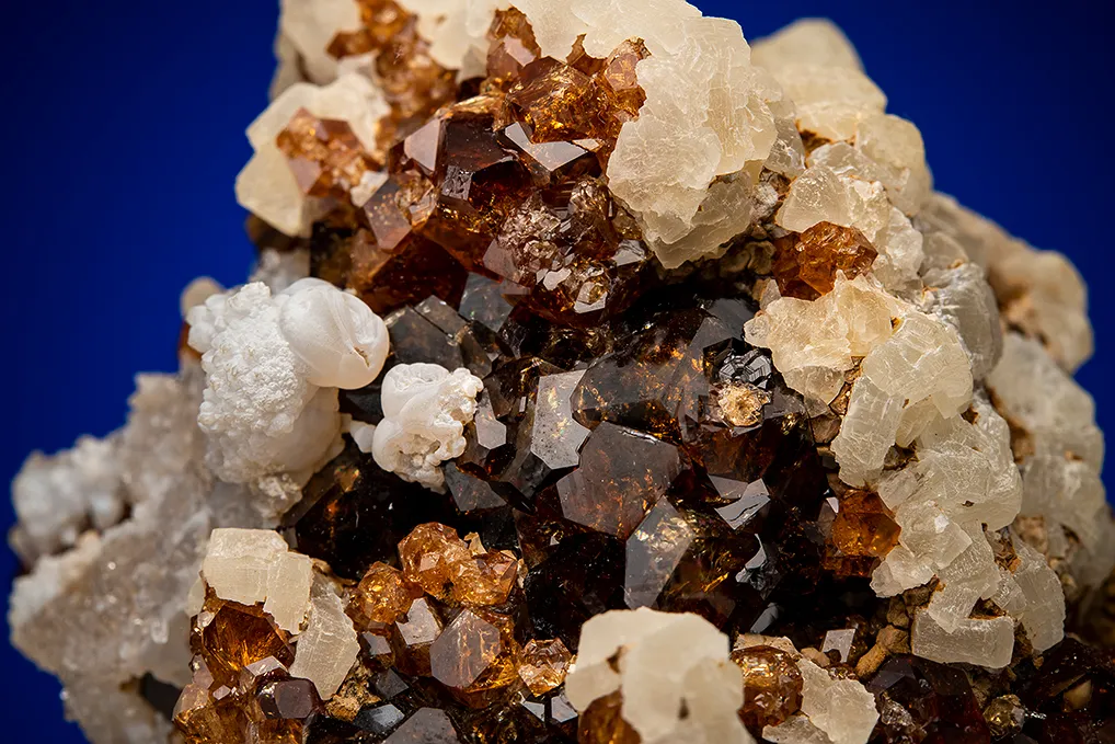 Prehnite on Grossular - image 3