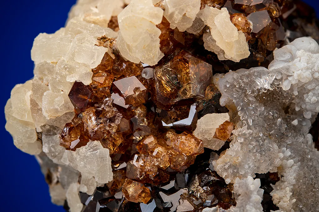 Prehnite on Grossular - image 2