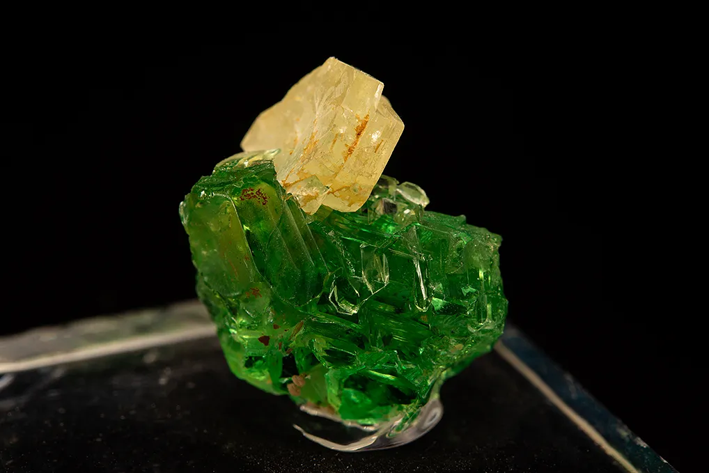 Prehnite on Grossular var. Tsavorite image