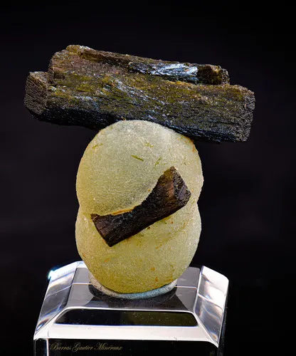 Prehnitis on Epidote image