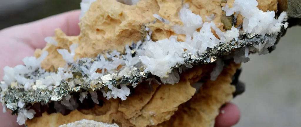 Pyrite and calcite 2060 grams - China - image 9
