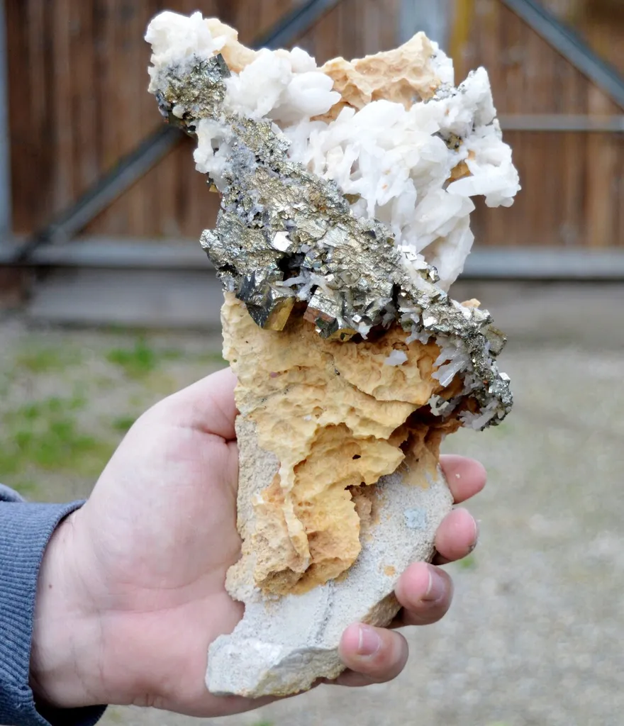 Pyrite and calcite 2060 grams - China - image 2
