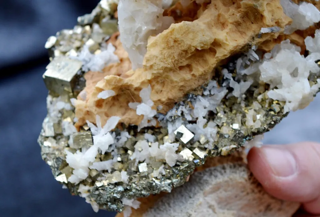 Pyrite and calcite 2060 grams - China - image 8