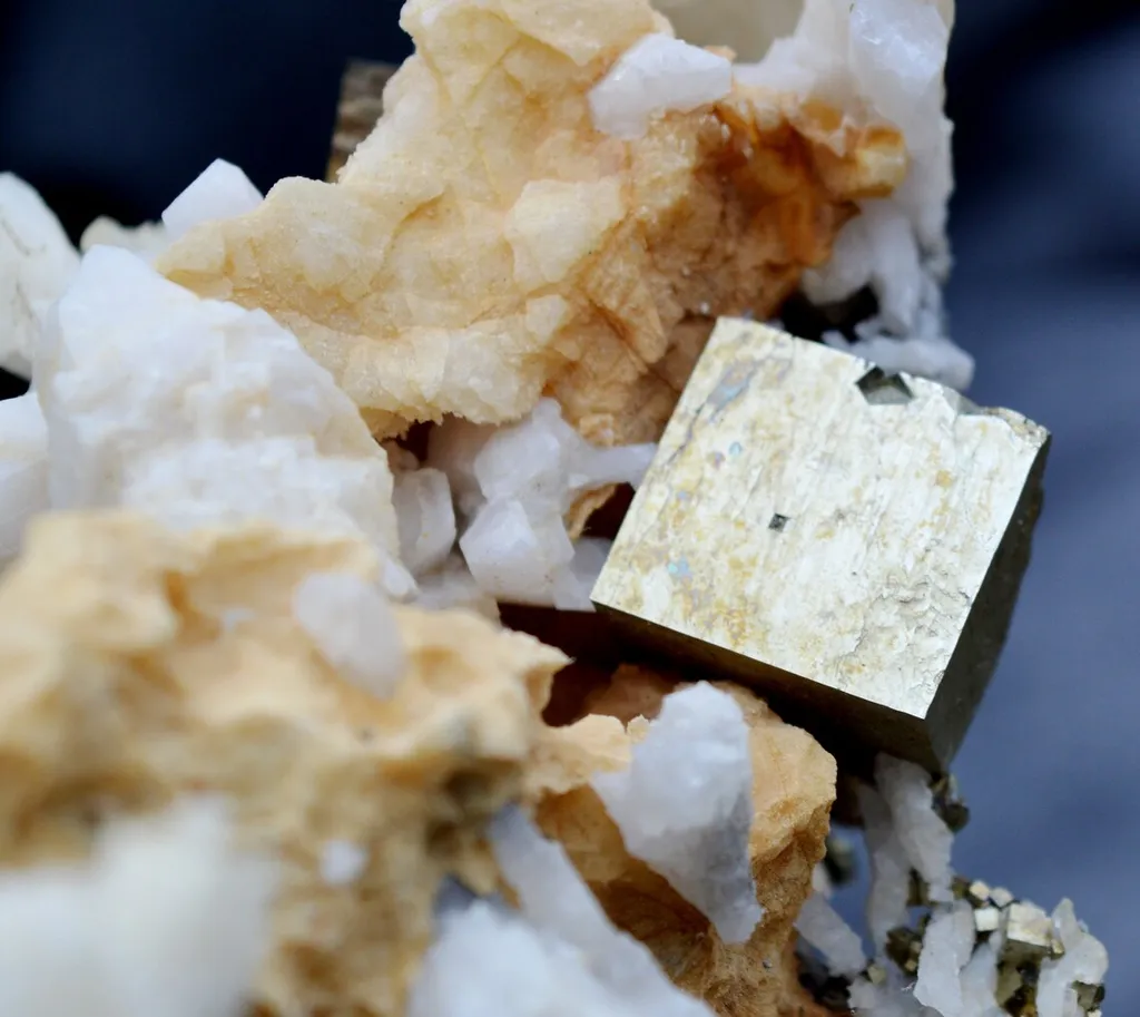 Pyrite and calcite 2060 grams - China - image 7
