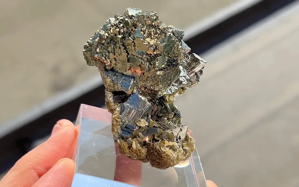 Pyrite, Arsenopyrite, Siderite - image 2