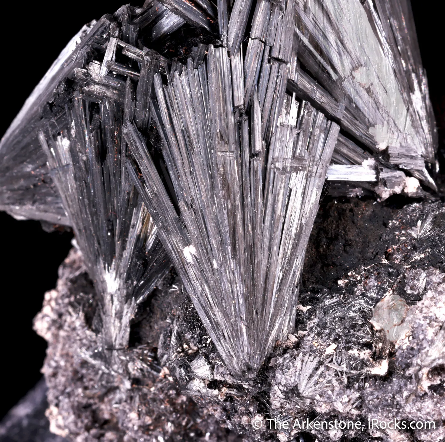 Pyrolusite on Rhodochrosite - image 4