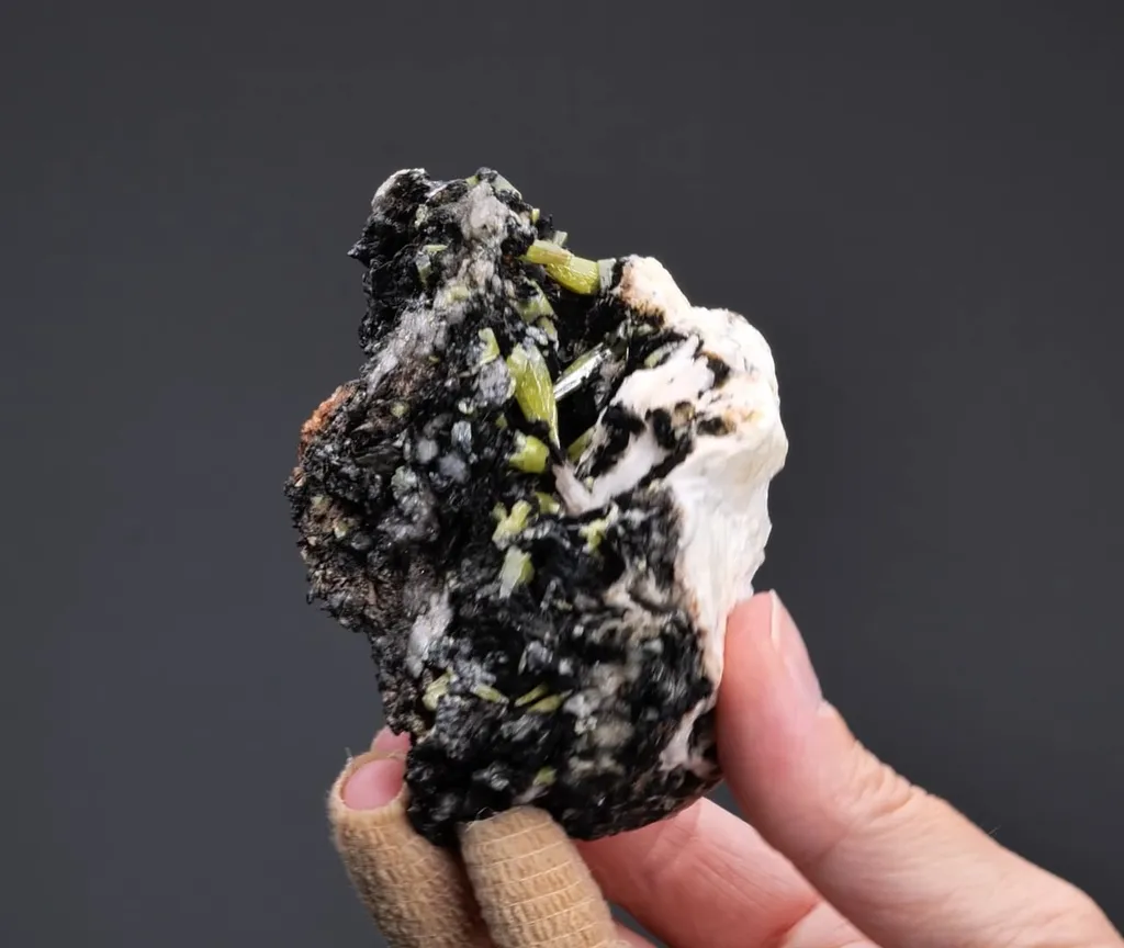 Pyromorphite and Romanechite on Baryte - image 2