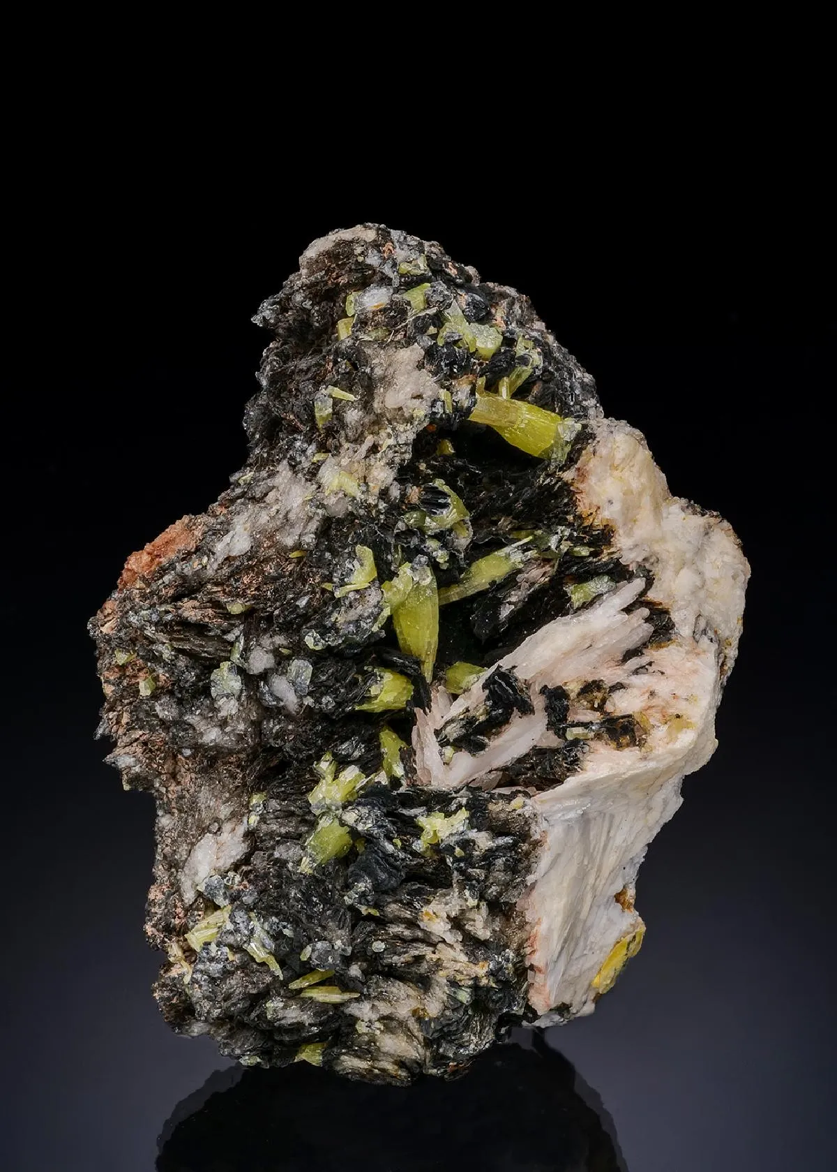 Pyromorphite and Romanechite on BARYTE - image 1