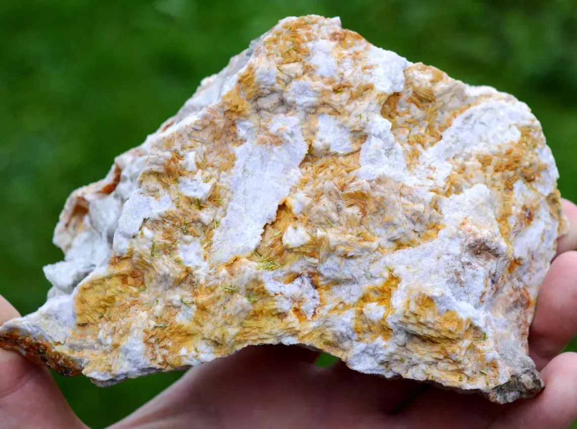 Pyromorphite Barite Fluorite 1170 grams - Chaillac Mine, Indre, Centre-Val de Loire, France - image 5