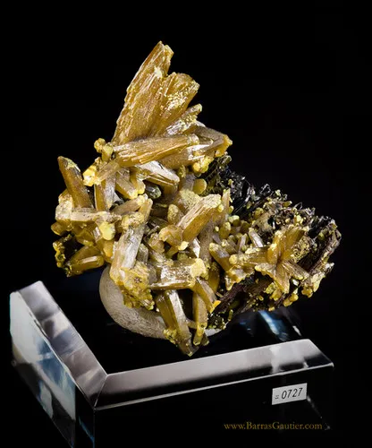 Pyromorphite on Barite - image 2