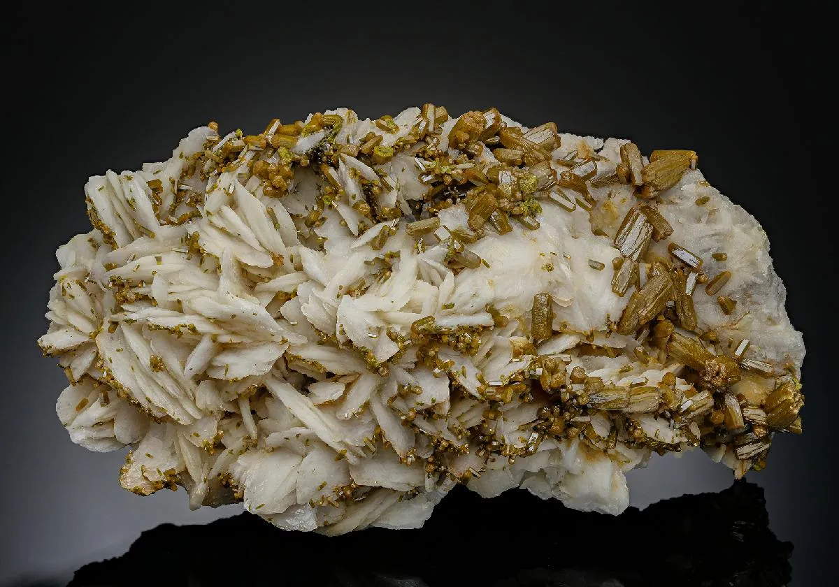 Pyromorphite on Baryte - image 1