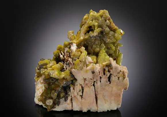 Pyromorphite on Baryte image