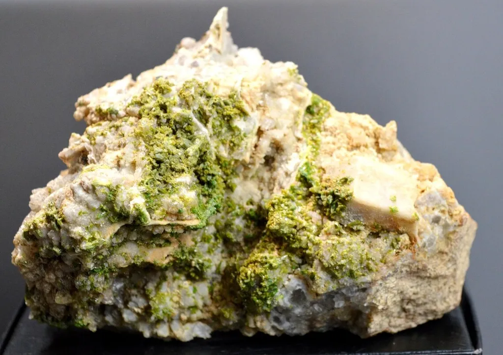 Pyromorphite & Quartz 1300 grams - Nuizière (Nuissière Mine), Villefranche-sur-Saône, Rhône, France image