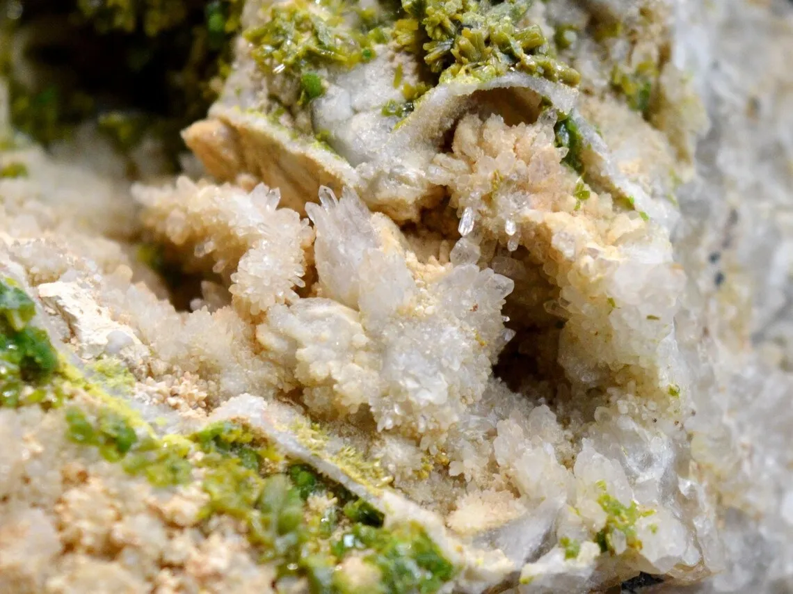 Pyromorphite & Quartz 1300 grams - Nuizière (Nuissière Mine), Villefranche-sur-Saône, Rhône, France - image 7