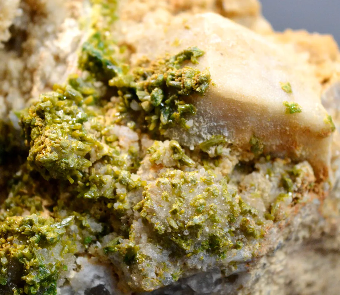 Pyromorphite & Quartz 1300 grams - Nuizière (Nuissière Mine), Villefranche-sur-Saône, Rhône, France - image 2