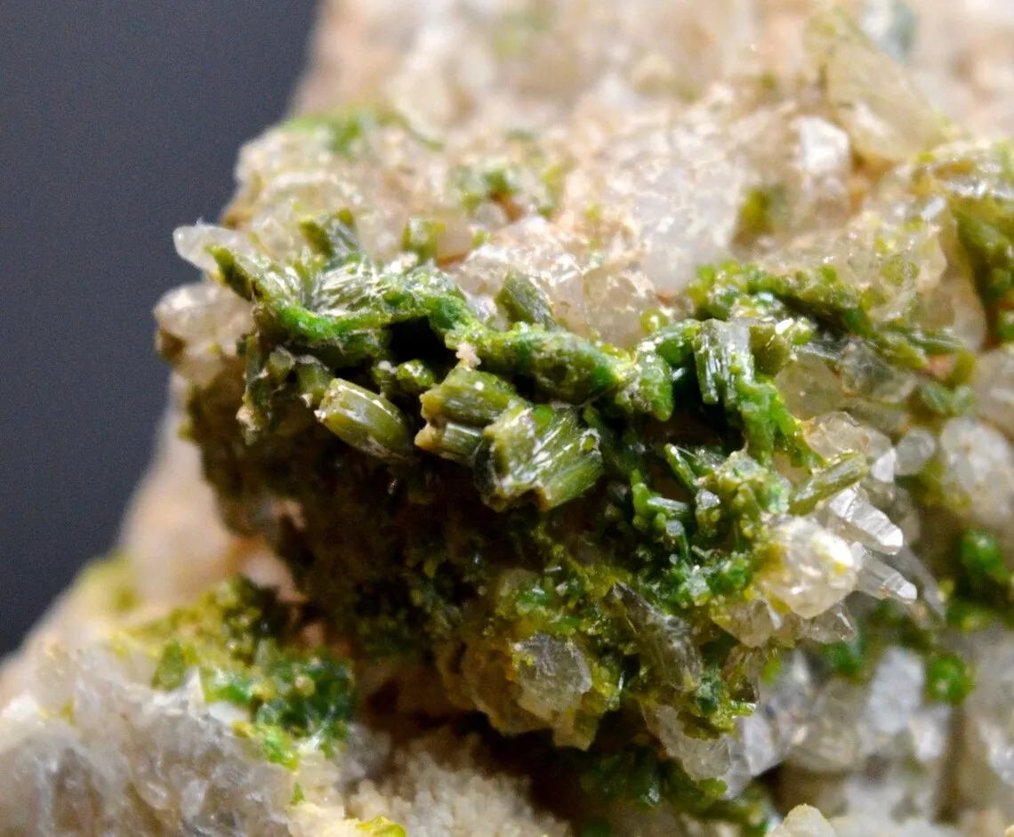 Pyromorphite & Quartz 1300 grams - Nuizière (Nuissière Mine), Villefranche-sur-Saône, Rhône, France - image 5
