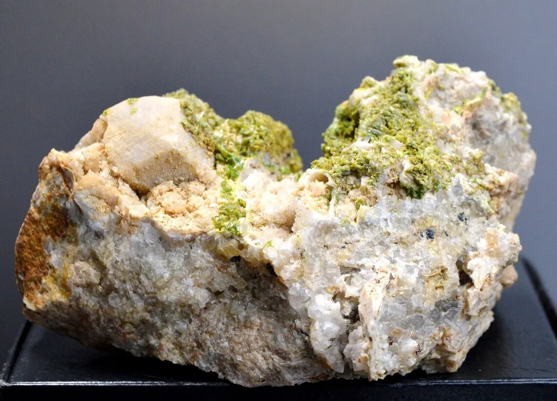 Pyromorphite & Quartz 1300 grams - Nuizière (Nuissière Mine), Villefranche-sur-Saône, Rhône, France - image 8