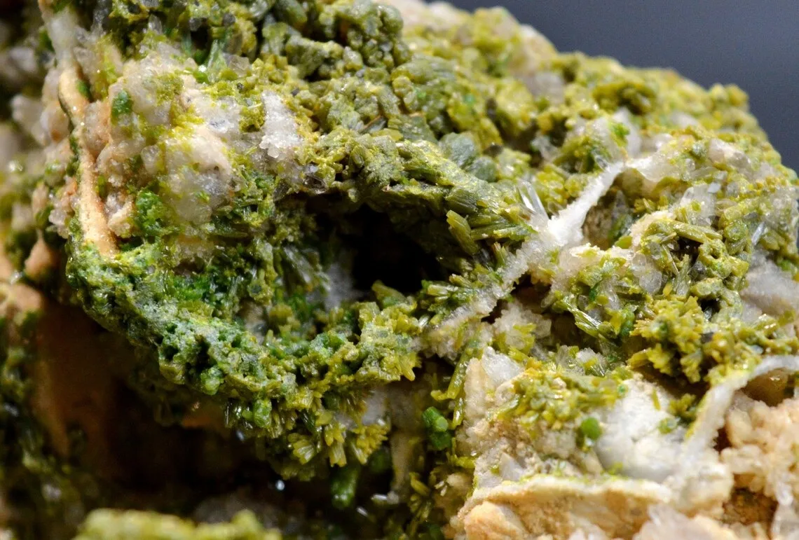 Pyromorphite & Quartz 1300 grams - Nuizière (Nuissière Mine), Villefranche-sur-Saône, Rhône, France - image 4
