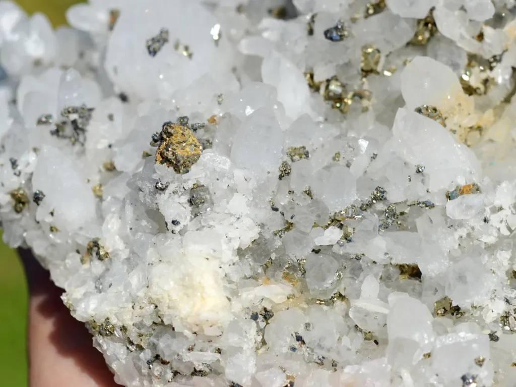 Quartz and Pyrite 2180 grams - Cavnic Mine, Cavnic, Maramureş, Romania - image 5