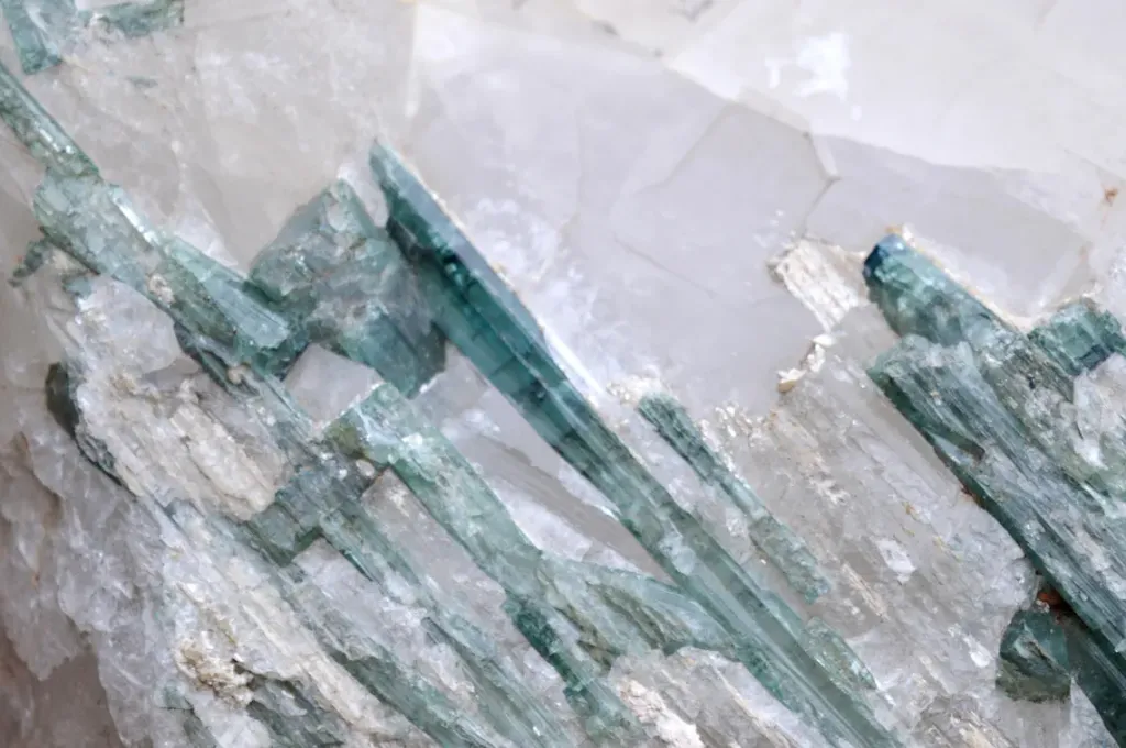 Quartz and Tourmaline Elbaite + Manganese Dendrites 4200 grams - Galileia, Minas Gerais, Brazil - image 2