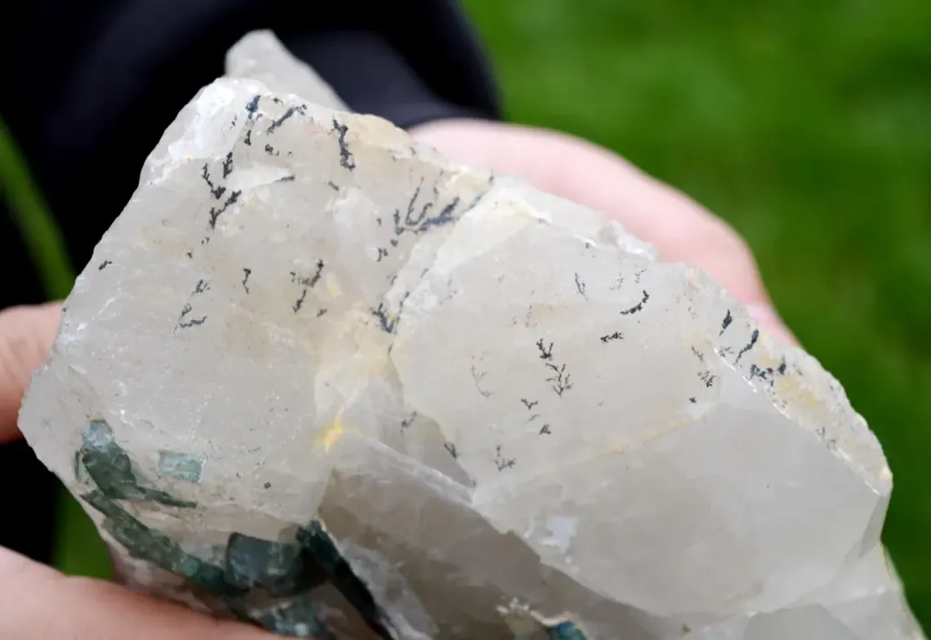 Quartz and Tourmaline Elbaite + Manganese Dendrites 4200 grams - Galileia, Minas Gerais, Brazil - image 4