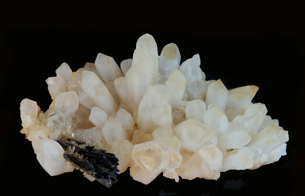 Quartz / ferbérite : Portugal, Panasqueira Mines
