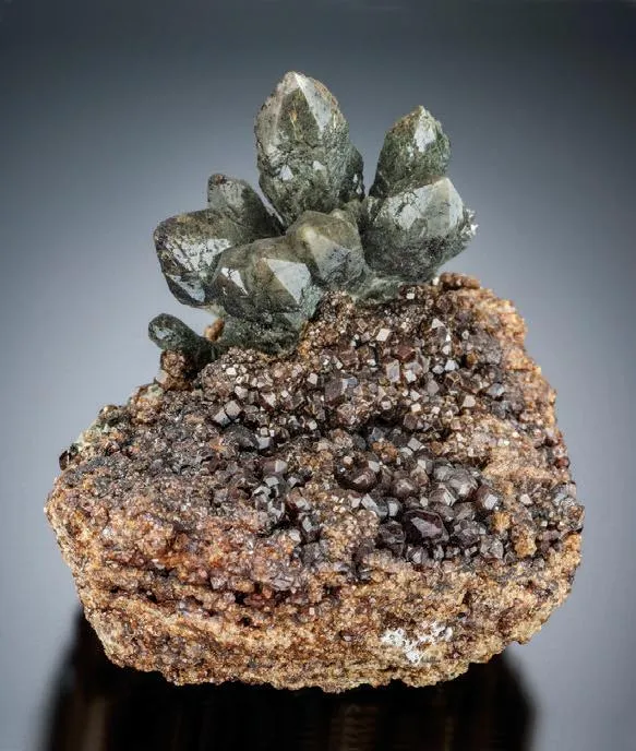Quartz, Garnet image