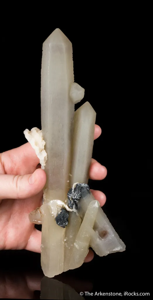 Quartz included by Hedenbergite, Hematite image